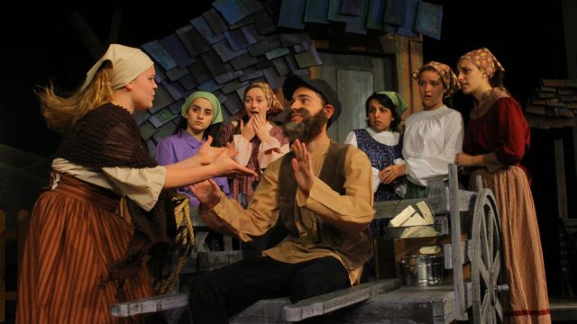 Golde and Tevye teach their daughters about tradition.
(from left: Rodriguez, Gold, Gurrieri, Glanzman, Chahine,
Peterson, Johnson)